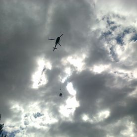 Helikopter flyr inn mobilmast