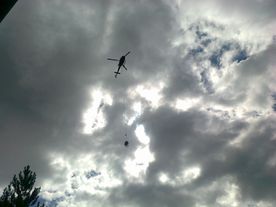 Helikopter flyr inn mobilmast