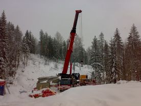 Kranbil i snøen