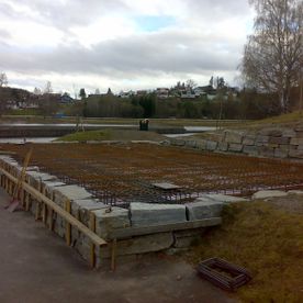 Legging av betonggulv innenfor steinmur