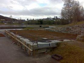 Legging av betonggulv innenfor steinmur